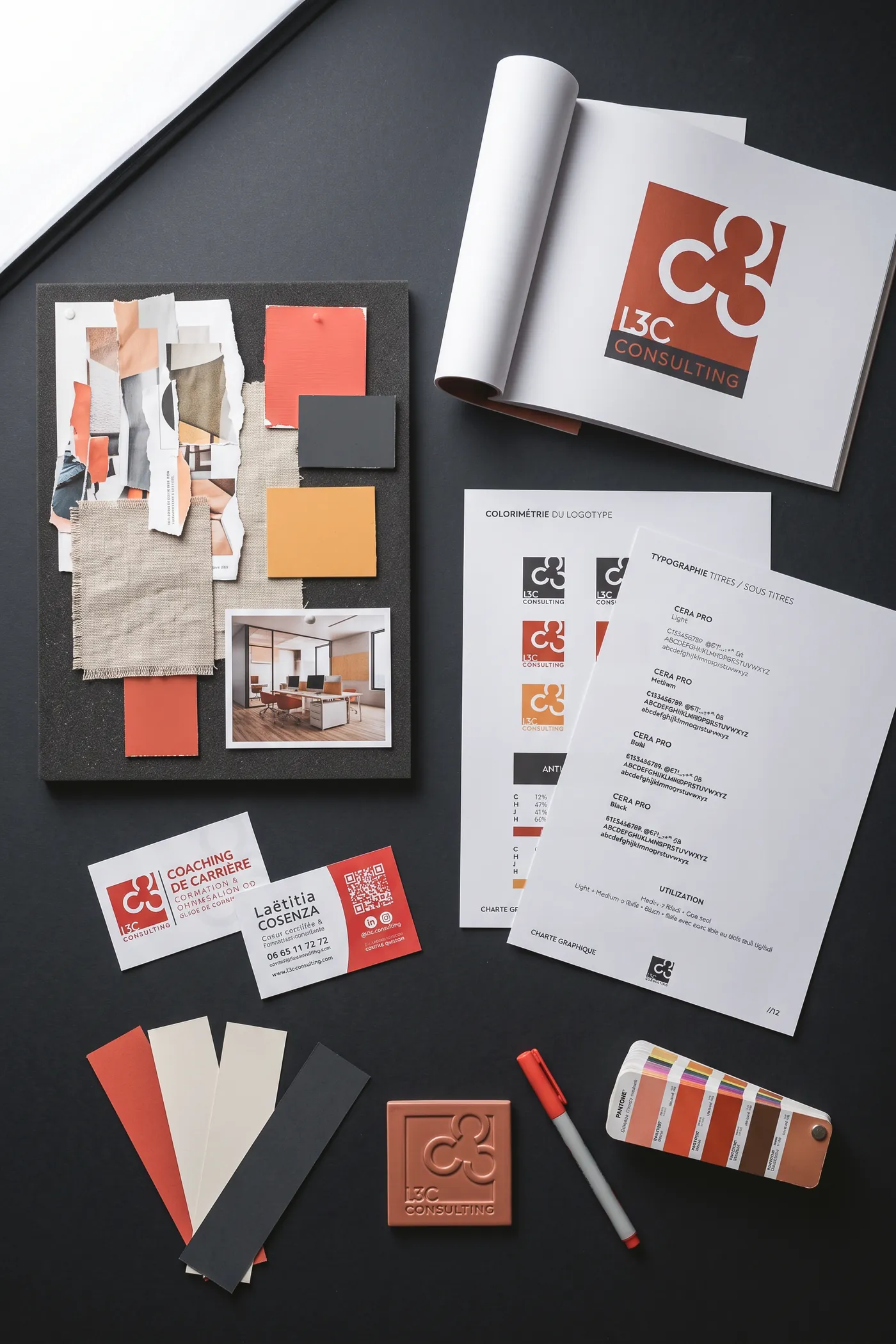 L'identité de L3C Consulting à plat : moodboard épinglé, charte graphique ouverte sur le logo, pages colorimétrie et typographie, cartes de visite, nuancier et logo gaufré.